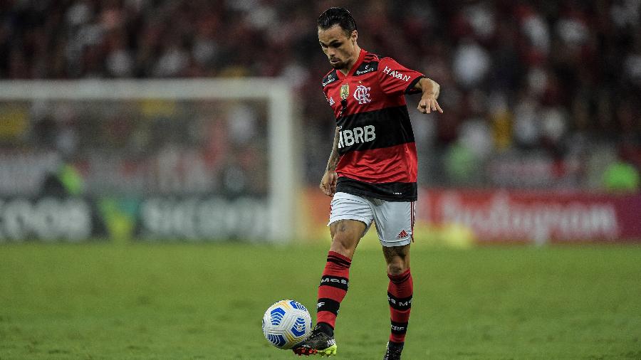 Michael, do Flamengo, parte para cima durante jogo do Corinthians - Thiago Ribeiro/AGIF