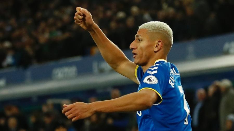 Atacante brasileiro marcou o gol de empate já na 2ª etapa; Everton virou nos lances finais - Jason Cairnduff/Reuters