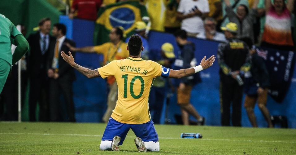 2016 - Título inédito: Neymar celebra após a disputa de pênaltis entre Brasil e Alemanha na final da Olimpíada do Rio
