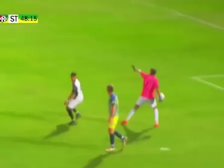 VÍDEO: Jogadora desarma goleira com cabeçada e faz gol inusitado durante  clássico - NSC Total