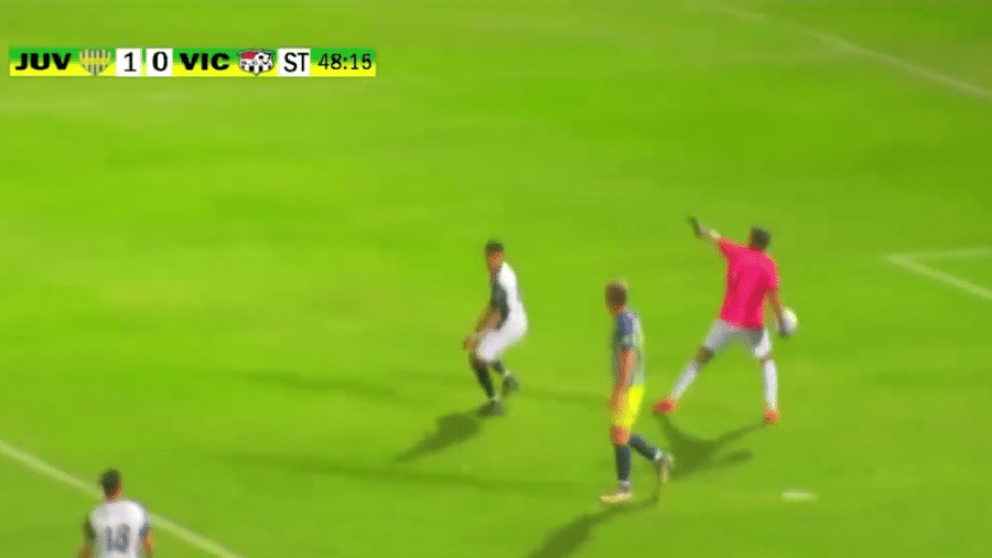 Goleiro argentino erra em saída de bola e leva gol bizarro - Reprodução/Twitter/URTV