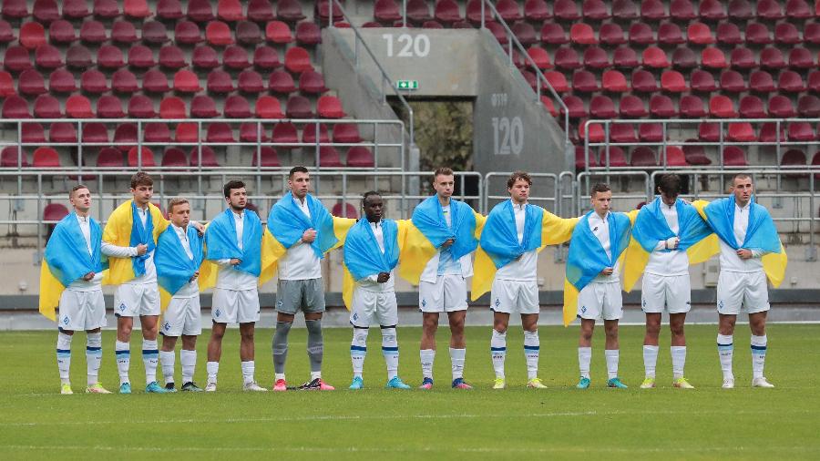 7.4.22 - Jogadores do Dínamo de Kiev entraram em campo com a bandeira da Ucrânia no primeiro jogo oficial envolvendo uma equipe do país desde o início da guerra - Vasile Mihai-Antonio/Getty Images