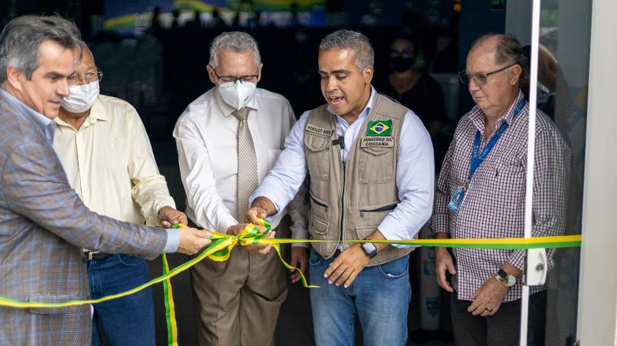 Ministro da Cidadania, ao centro de, colete, e da Casa Civil, à esquerda, participam de inauguração do CT do badminon no Piauí - Divulgação/UFPI