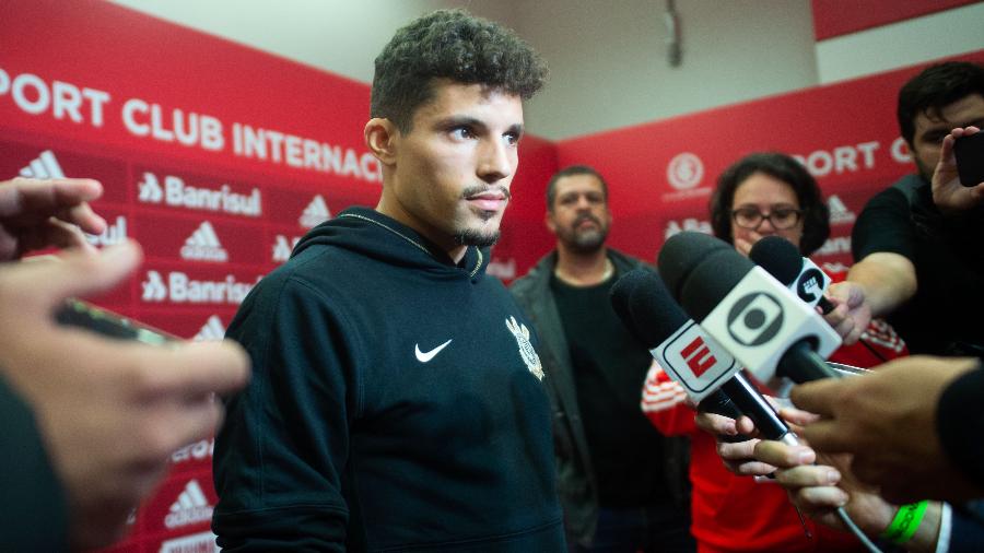 Rafael Ramos, lateral do Corinthians, dá entrevista no Beira-Rio, após acusação de injúria racial por Evanílson - MAX BECHERER/DIA ESPORTIVO/ESTADÃO CONTEÚDO