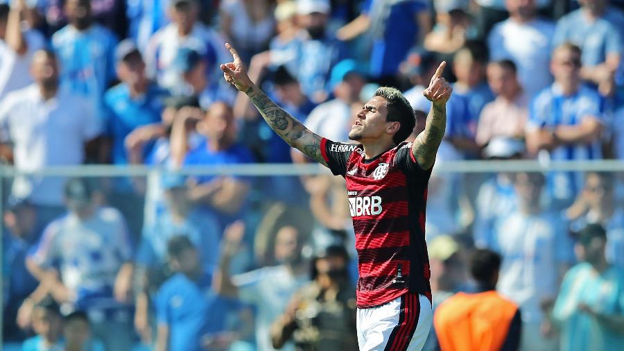 Pedro comemora gol marcado pelo Flamengo na vitória por 2 a 1 sobre o Avaí, na Ressacada - Heuler Andrey/Getty Images