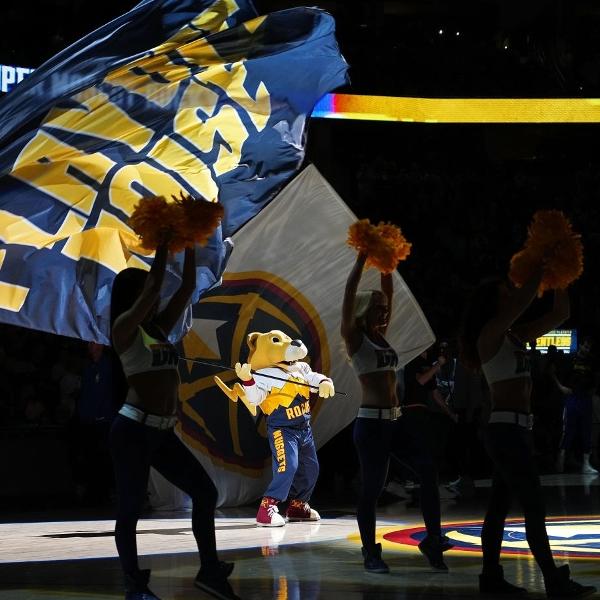 O mascote Rocky, o leão da montanha, do Nuggets na NBA