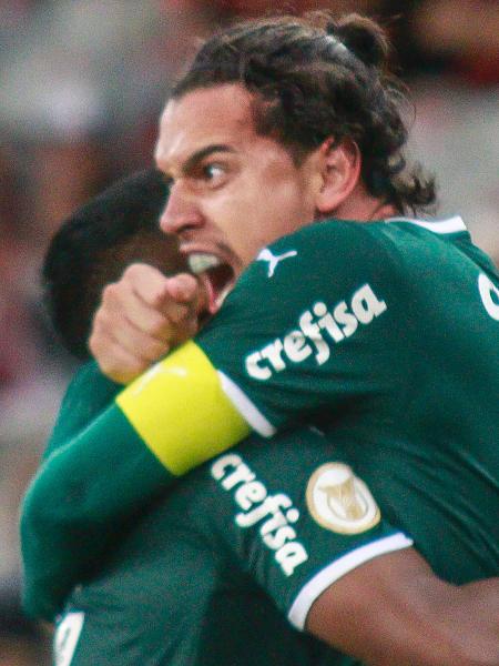 Gustavo Gómez abraça Endrick após gol do Palmeiras contra o Athletico - Gabriel Machado/AGIF