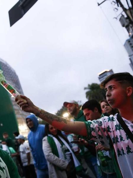 Torcedores do Palmeiras comemoram título do Campeonato Brasileiro nos arredores do Allianz Parque - Zanone Fraissat/Folhapress