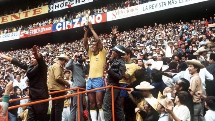 Carlos Alberto Torres levanta taça da Copa do Mundo em 1970