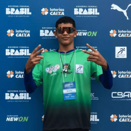 O velocista Mauricio dos Santos Oliveira tem 16 anos, mede 1,86m e calça 47 - Reprodução/Instagram