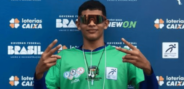 O velocista Maurício dos Santos Oliveira tem 16 anos, mede 1,86 m e calça 47