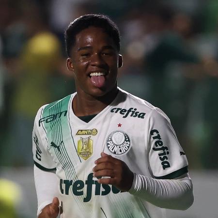 Endrick, do Palmeiras, comemora gol marcado contra o Goiás pelo Brasileirão