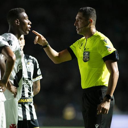 O árbitro Rodrigo Jose Pereira de Lima foi criticado na derrota do Vasco para o Santos, em São Januário - Jorge Rodrigues/AGIF