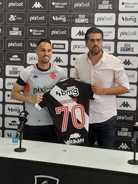 Serginho é apresentado pelo Vasco ao lado de Paulo Bracks - Alexandre Araújo/UOL