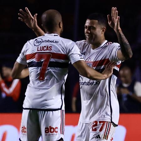 Lucas e Rato comemoram gol do São Paulo sobre o Corinthians em duelo da Copa do Brasil