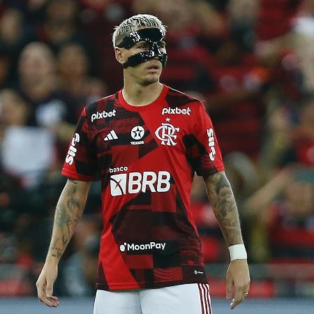 Varela, do Flamengo, fez aquecimento com uma máscara cobrindo o nariz, fraturado após briga com Gerson
