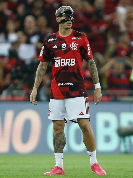 Varela, do Flamengo, fez aquecimento com uma máscara cobrindo o nariz, fraturado após briga com Gerson