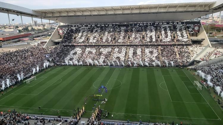 Torcida do Corinthians faz mosaico em homenagem ao técnico Arthur Elias