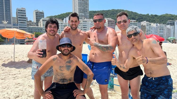 Leandro Fortunato (de chapéu) com amigos torcedores do Boca Juniors na praia do Leme, no Rio