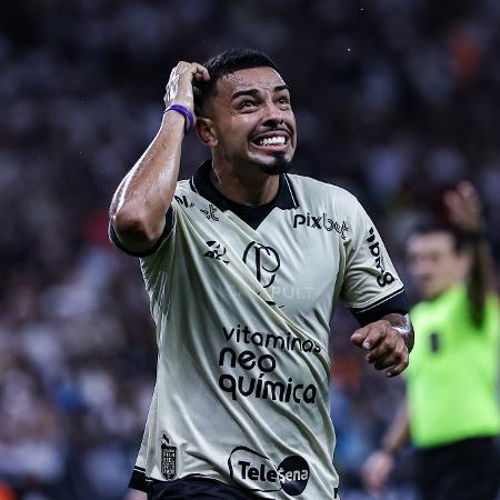 Matheus Bidu, lateral do Corinthians, durante partida do Brasileirão 2023