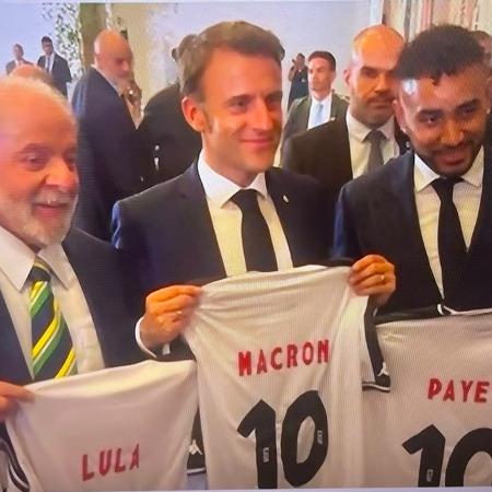 Lula (esq.) e Macron (centro) recebem camisas do Vasco do meia francês Payet (dir.) no Itamaraty