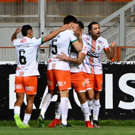 Jogadores do Cobresal em jogo contra o Barcelona-EQU pela Copa Libertadores