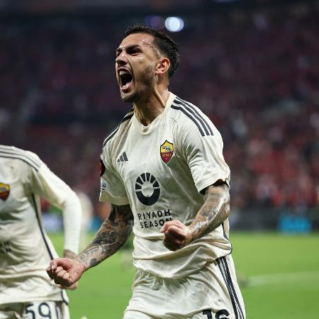 Leandro Paredes, da Roma, comemora gol diante do Bayer Leverkusen na Liga Europa