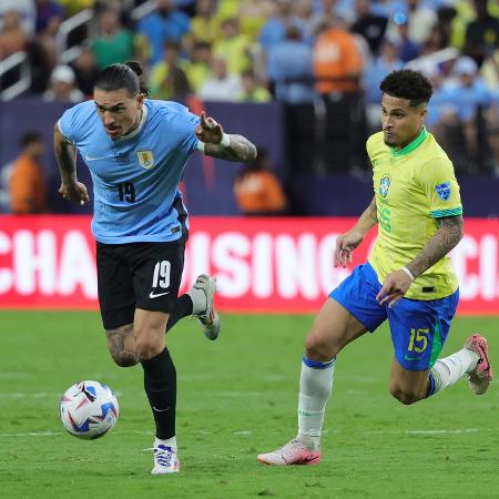 Darwin Nuñez em ação durante Brasil x Uruguai, partida da Copa América