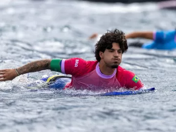 Surfe adiado de novo: disputa de medalhas de Medina e Tati é incerta hoje