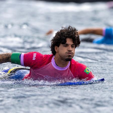 Gabriel Medina durante a disputa das Olimpíadas de Paris, em Teahupoo