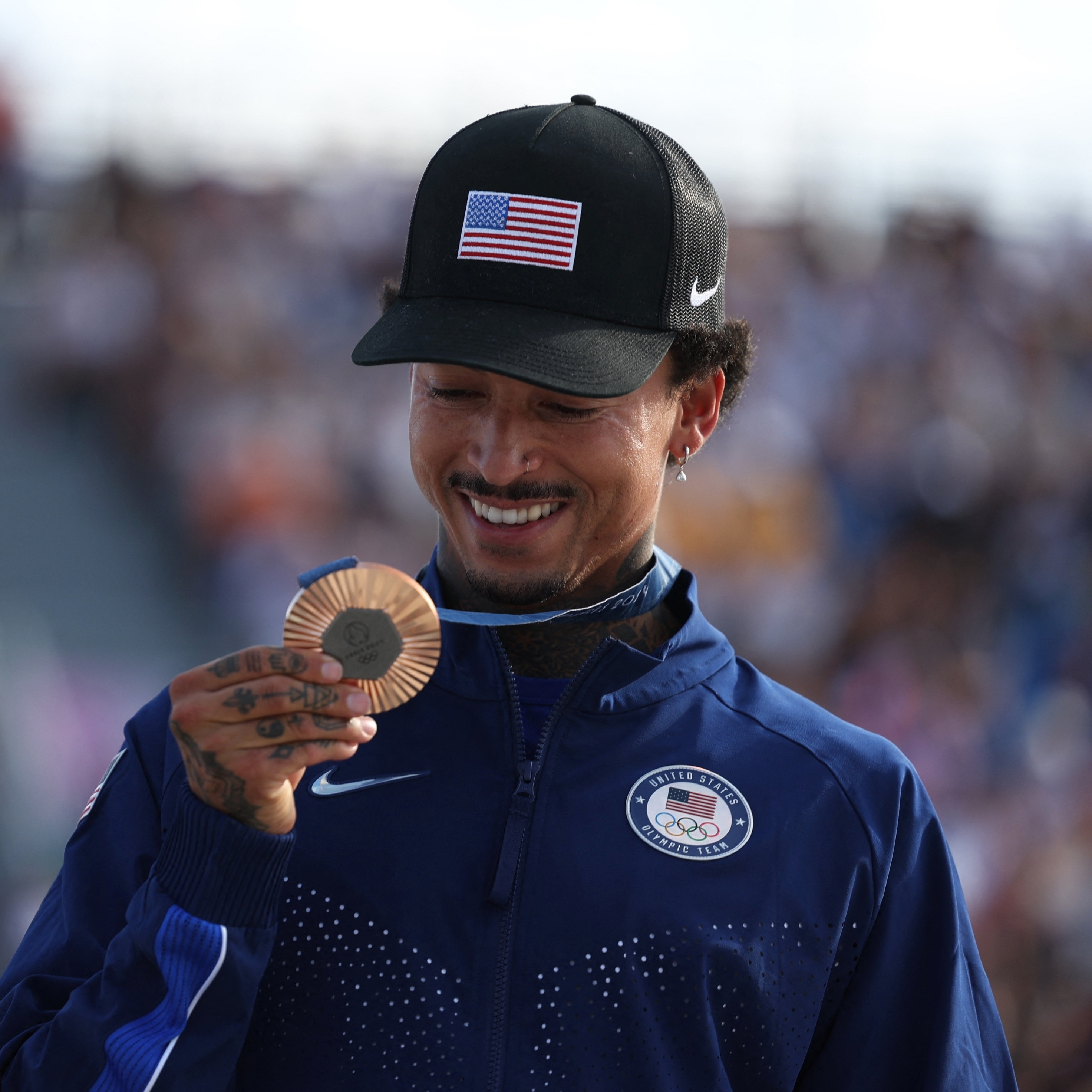 Olimpíadas: americano diz que medalha desbotou após contato com a pele