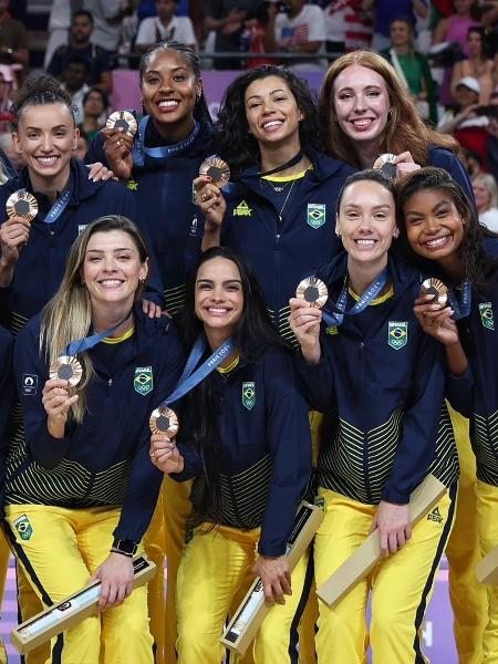 Seleção feminina de vôlei posa com a medalha de bronze conquistada nas Olimpíadas de Paris 2024