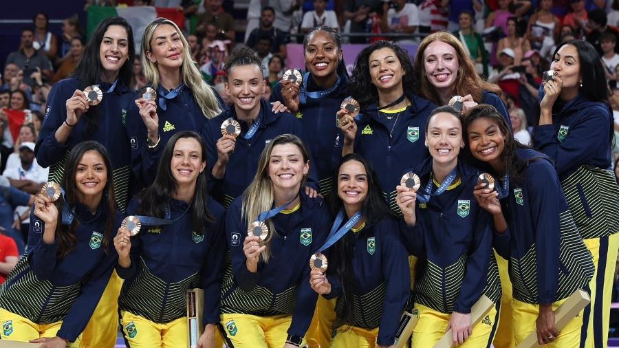 Seleção feminina de vôlei posa com a medalha de bronze conquistada nas Olimpíadas de Paris 2024