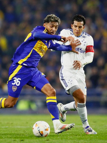 Medina e Lucas Romero disputam a bola em Boca Juniors x Cruzeiro, confronto da Sul-Americana