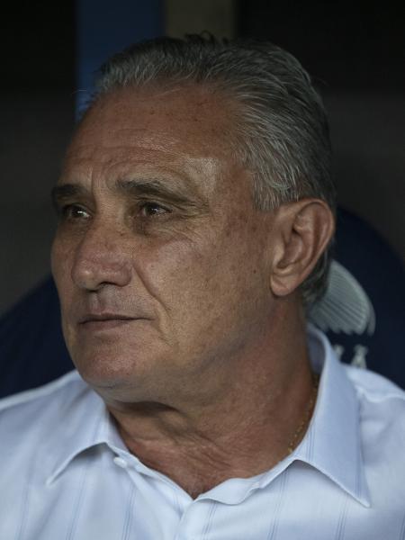 Tite no banco de reservas durante a partida entre Flamengo e Bolívar, no Maracanã, pela Copa Libertadores