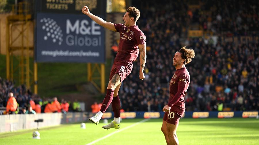 John Stones comemora gol da virada do Manchester City sobre o Wolverhampton, pelo Campeonato Inglês