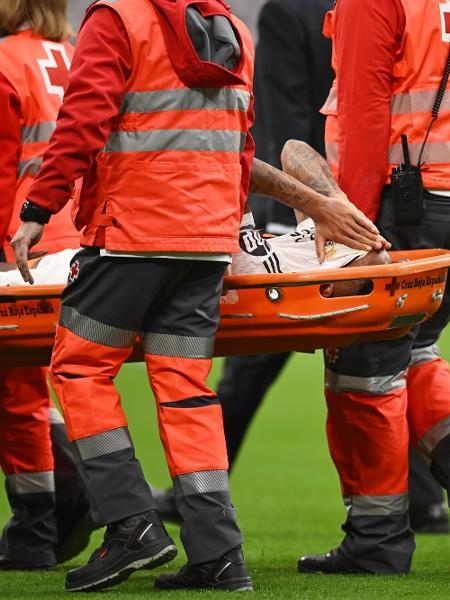 Militão deixa gramado do Santiago Bernabeu de maca após se machucar em jogo entre Real Madrid e Osasuna