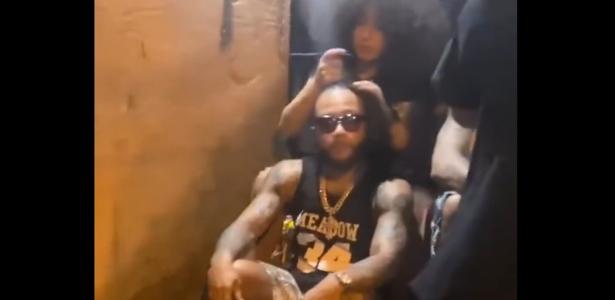 Chinelo, tranças e torcida: comemoração descontraída de jogadores do Corinthians durante folga