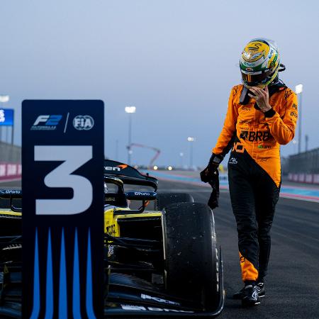 Gabriel Bortoleto com o capacete em homenagem a Senna que usou em 2024 na F2 Gabriel Bortoleto com o capacete em homenagem a Senna que usou em 2024 na F2