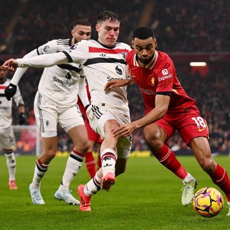 Cody Gakpo, do Liverpool, disputa com Manuel Ugarte, do Manchester United, em jogo do Inglês