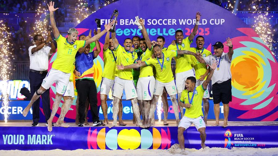 Delegação brasileira comemora com a taça o hepta da Copa de futebol de areia, em Seychelles Delegação brasileira comemora com a taça o hepta da Copa de futebol de areia, em Seychelles
