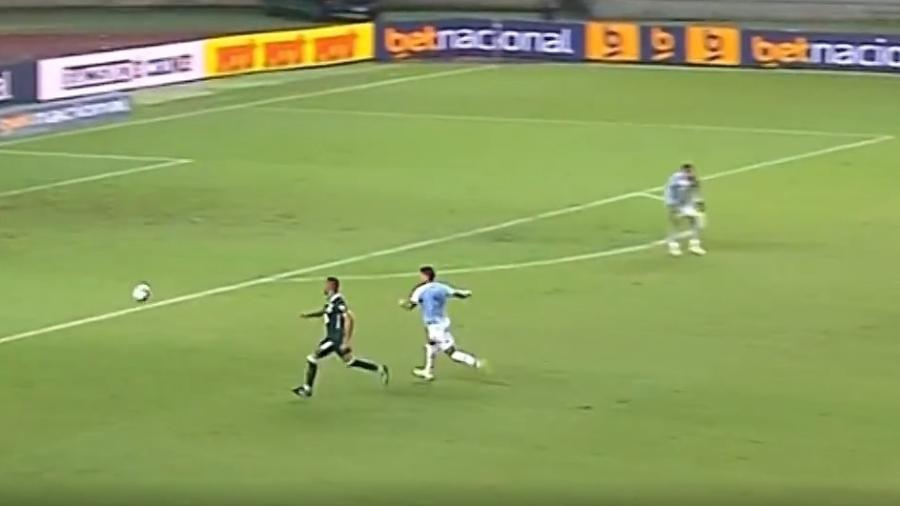Matheus Nogueira (à direita) não viu lançamento e quase tomou gol durante Paysandu x Goiás - Reprodução/X