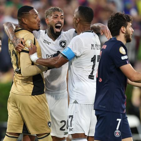 Jogadores do Botafogo comemoram vitória sobre o PSG, no Mundial Jogadores do Botafogo comemoram vitória sobre o PSG, no Mundial
