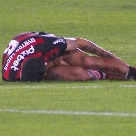 Ayrton Lucas, lateral do Flamengo, fica caído no gramado com corte na canela após dividida com jogador do São Paulo em jogo válido pelo Campeonato Brasileiro 2025 Ayrton Lucas, lateral do Flamengo, fica caído no gramado com corte na canela após dividida com jogador do São Paulo em jogo válido pelo Campeonato Brasileiro 2025