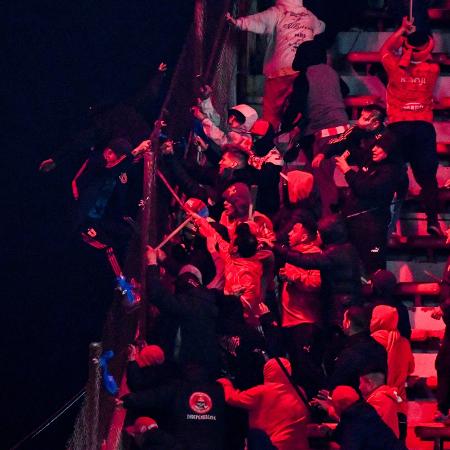Torcedor da Universidad de Chile caiu da arquibancada durante confusão com torcida do Independiente Torcedor da Universidad de Chile caiu da arquibancada durante confusão com torcida do Independiente