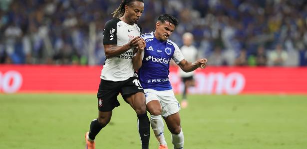 Corinthians inicia partida sem Garro e Cruzeiro apresenta novidade no meio-campo.