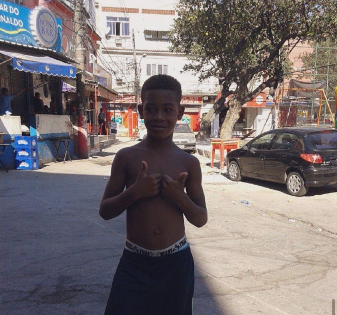 Rayan, ainda criança, na pracinha da comunidade Barreira do Vasco, onde foi nascido e criado - undefined