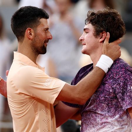 João Fonseca cumprimenta Novak Djokovic após vencer o sérvio na 3ª rodada de Roland Garros