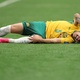 Australiano sofre entrada dura e sai carregado de campo contra o Egito