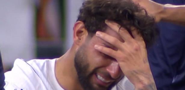 Yuri Alberto sente lesão e chora ao ser substituído em jogo do Corinthians